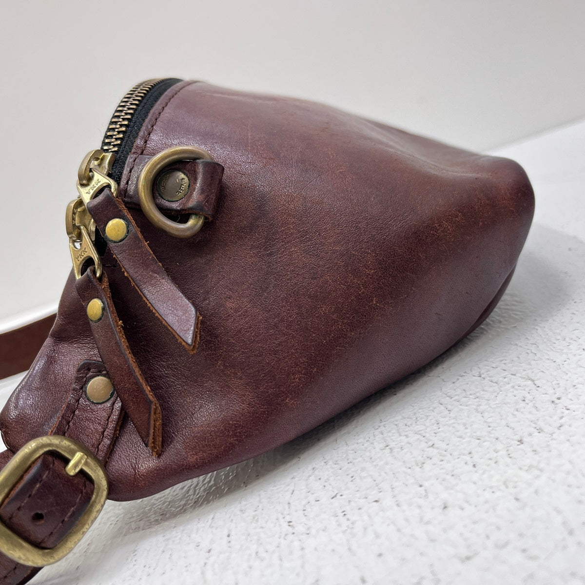 ryu | リューリュウ PLAIN SLING SHOULDER ボディバッグ ブラウン【加古川店】