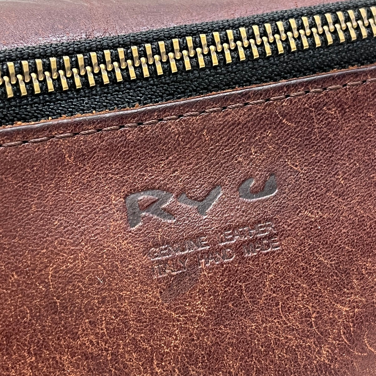 ryu | リューリュウ PLAIN SLING SHOULDER ボディバッグ ブラウン【加古川店】