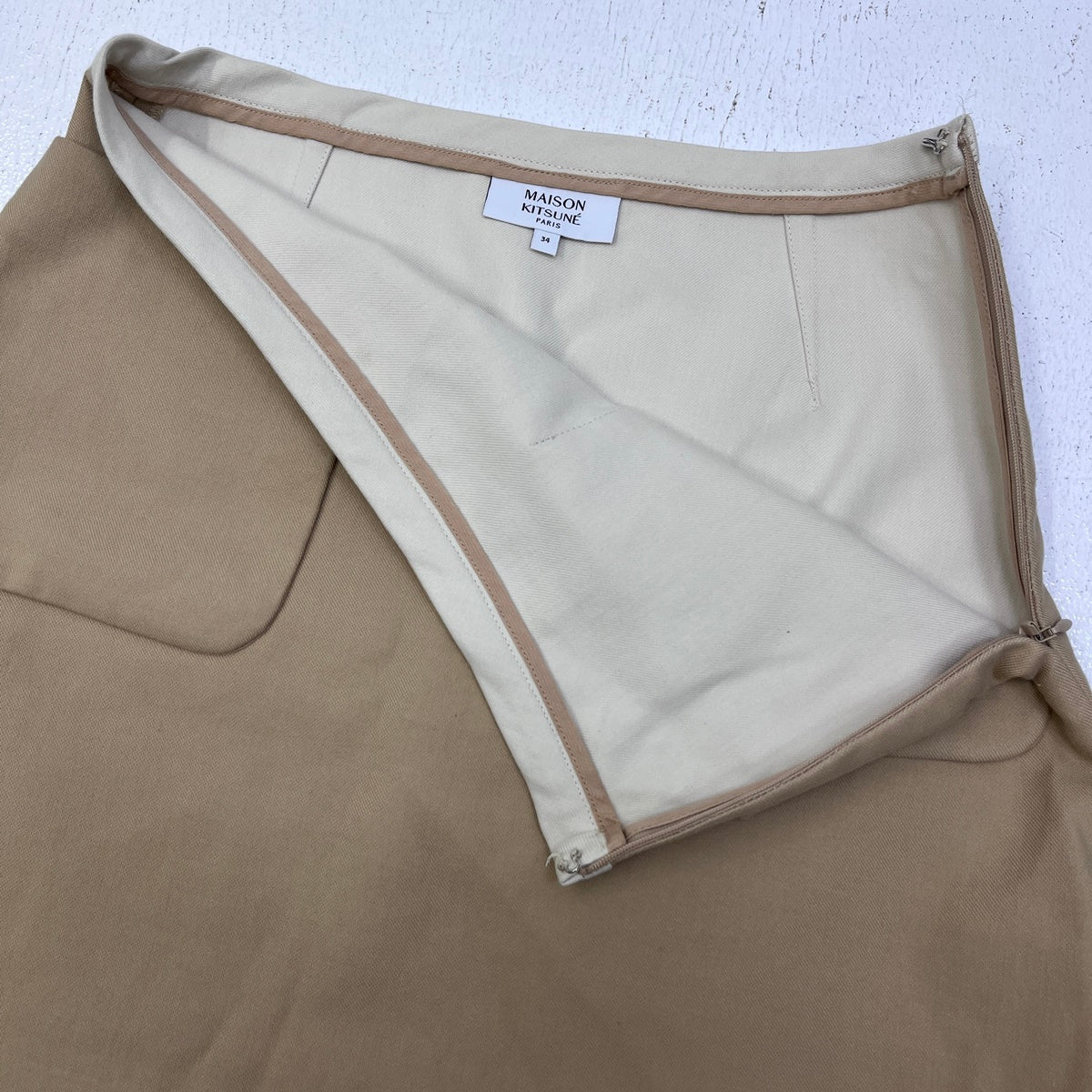 MAISON KITSUNE | メゾンキツネ パッチポケットミニスカート スカート QW01504WW9093 ベージュ サイズ：34【加古川店】
