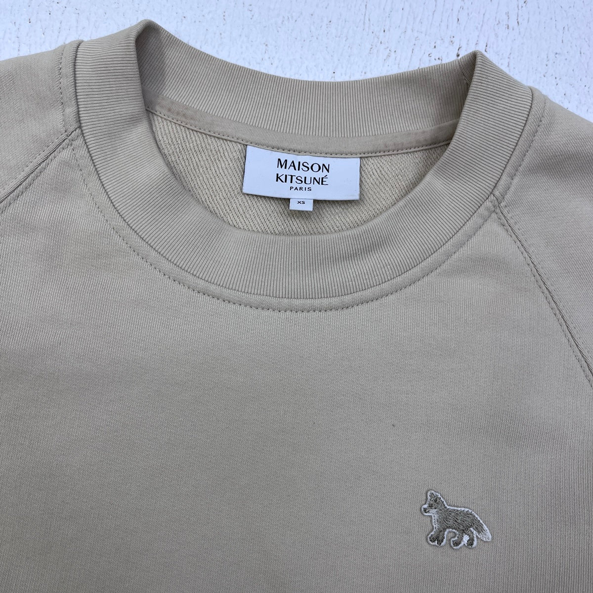 MAISON KITSUNE | メゾンキツネ BABY FOX OPEN POCKET スウェット QW00303KM0342 ベージュ サイズ：XS【加古川店】