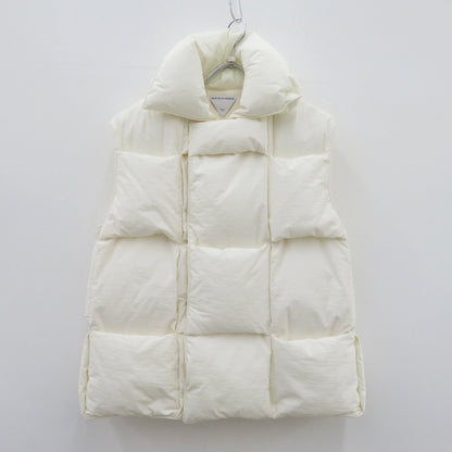 BOTTEGA VENETA | ボッテガヴェネタ ﾊﾟﾃｯﾄﾞﾍﾞｽﾄ 中綿ジャケット 716970 VF4K0 アイボリー サイズ：XS【瀬戸大橋店】